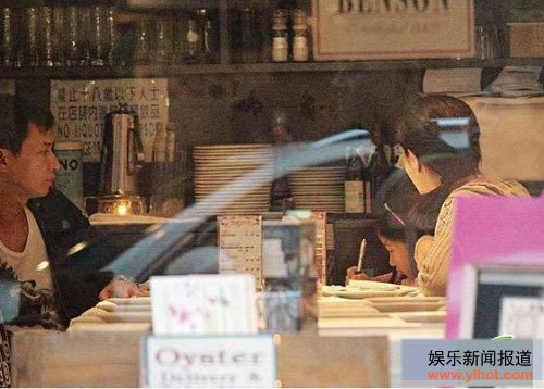 女儿只顾着画画不吃东西